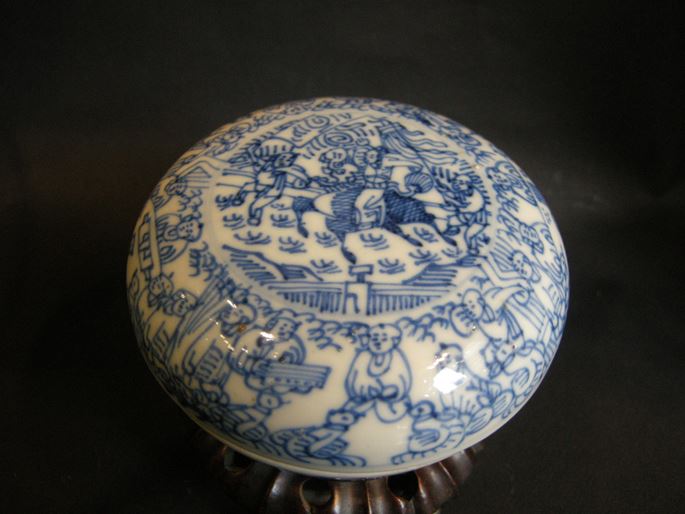 Porcelain blue and white box decorated with numerous childrens and Kylin - Kangxi period | MasterArt